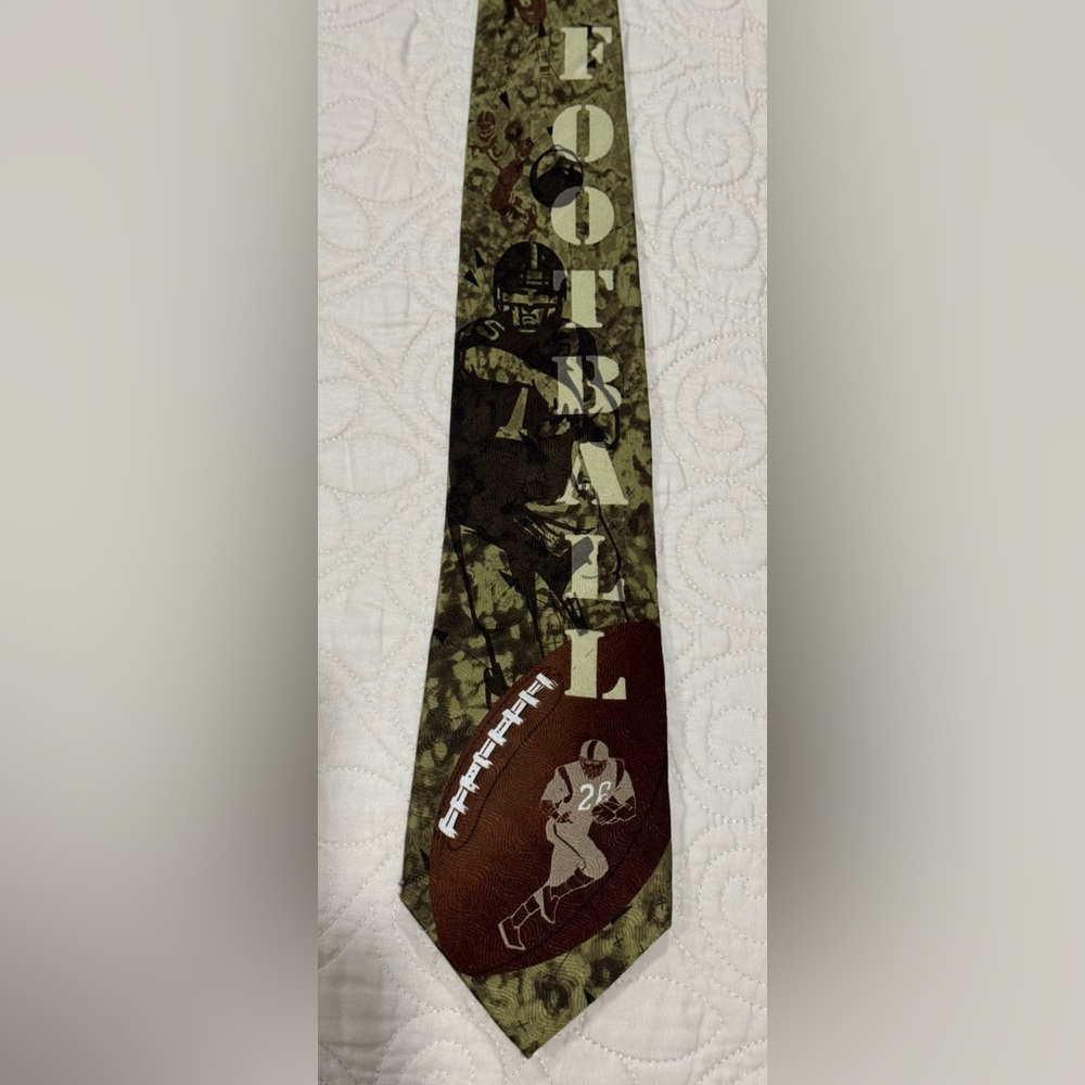 VINTAGE RALPH MARLIN Football Play Ball Mens Necktie